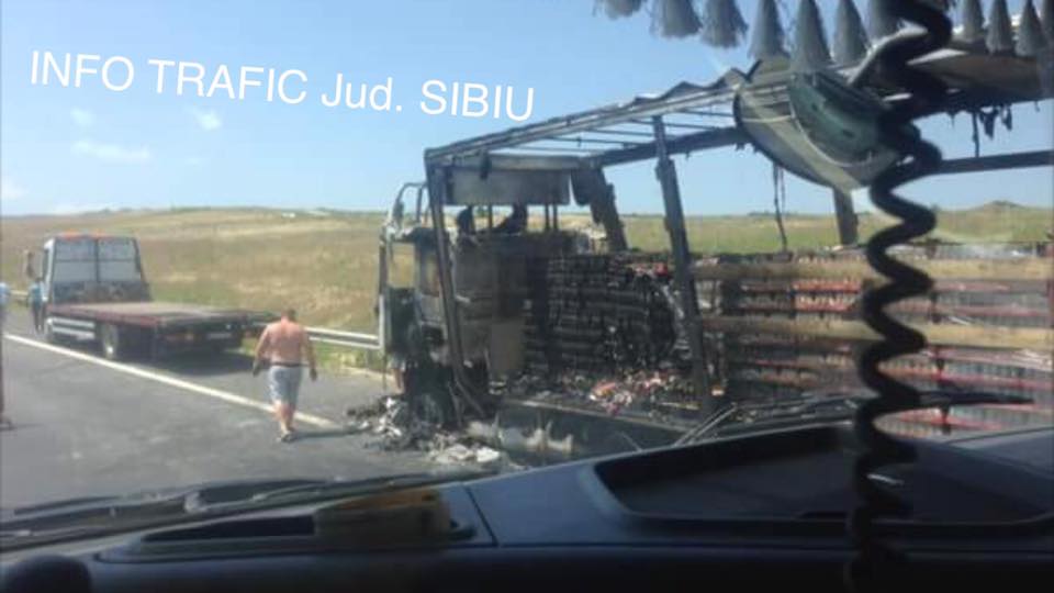 Un TIR încărcat cu băuturi răcoritoare a luat foc pe A1