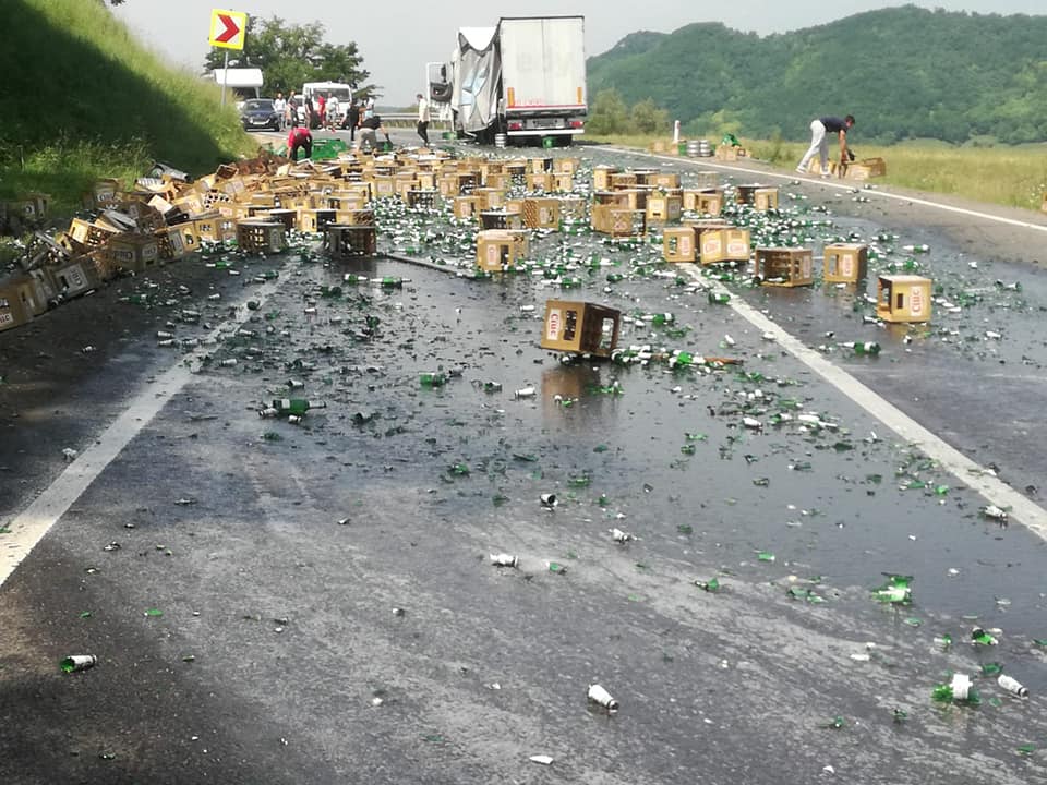 FOTO Trafic blocat pe DN14: A căzut berea dintr-un TIR