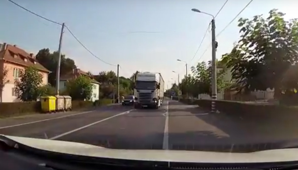 Video | Un tir depășește pe trecerea de pietoni și pe linie continuă, în centrul orașului Copșa Mică