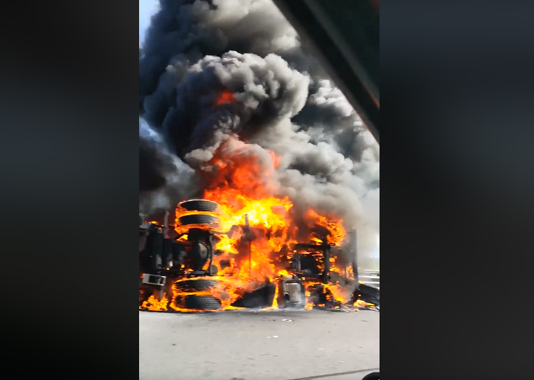 Foto video | O cisternă încărcată cu vin a luat foc pe A1