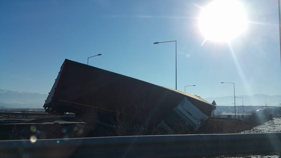 TIR răsturnat de aseară la ieșirea de pe centură