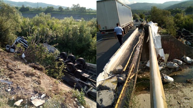 Un TIR plin cu ciocolată a sărit în râu, la ieșire de pe Valea Oltului