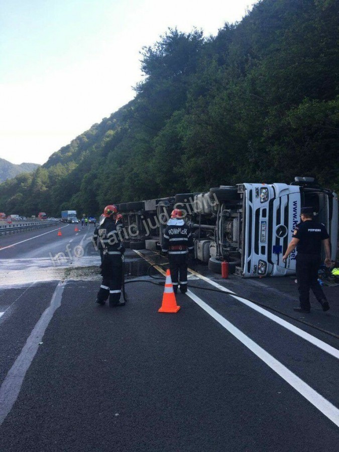Sensul Sibiu- Vâlcea (DN7) este blocat de un TIR răsturnat în zona Lazaret