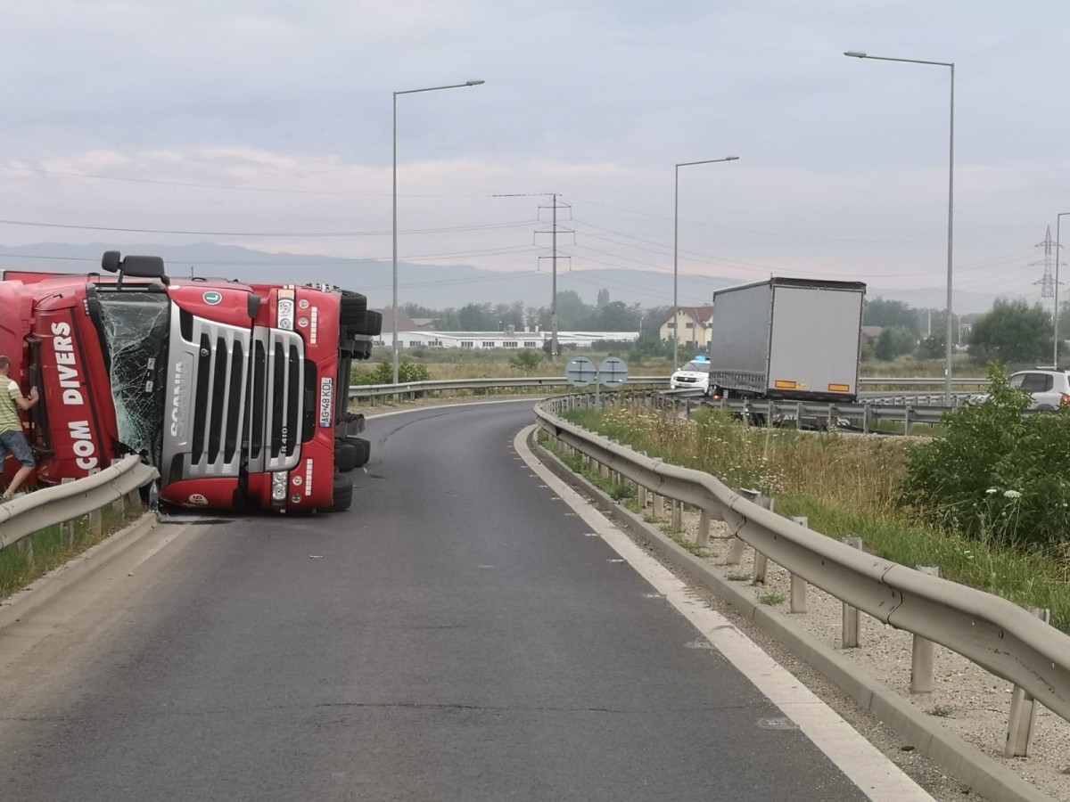 Un TIR plin cu frigidere s-a răsturnat la intrarea pe autostradă