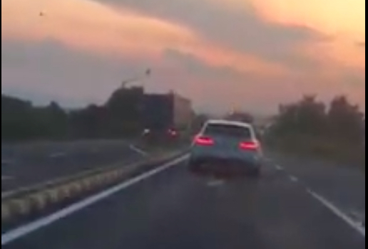 VIDEO-Depășire demnă de filmele de groază, realizată de un șofer de TIR