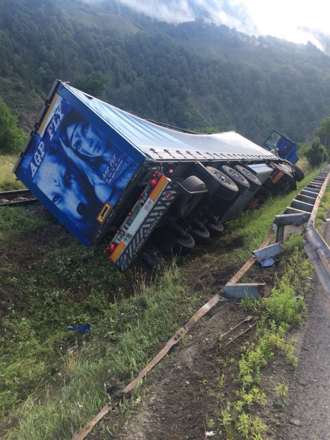 ACTUALIZARE TIR răsturnat pe Valea Oltului. Trafic blocat total