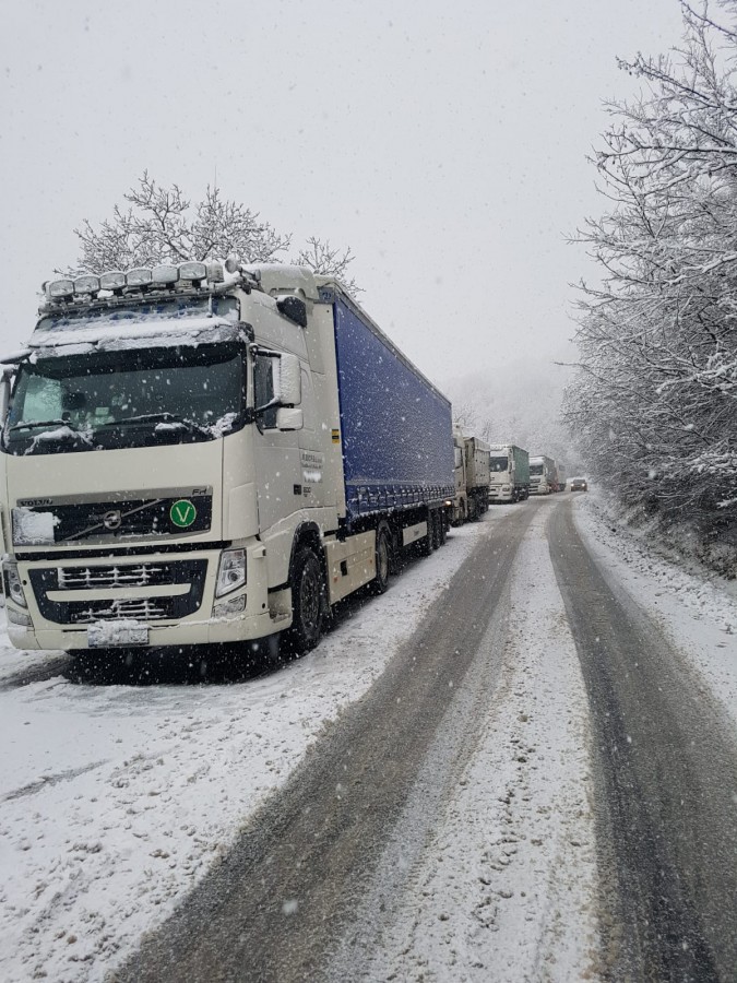 FOTO VIDEO | TIR-uri blocate în rampă, pe DN 14A. Traficul este îngreunat