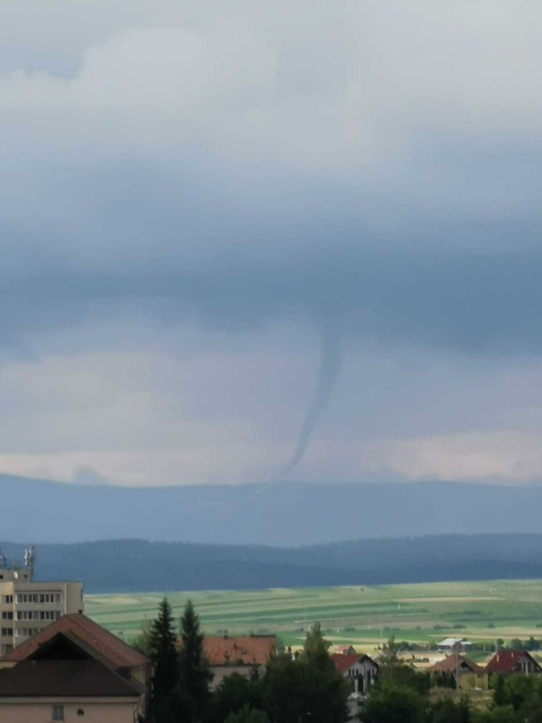 FOTO-VIDEO Tornadă în inima Transilvaniei. ”Am observat fenomenul de la balcon”