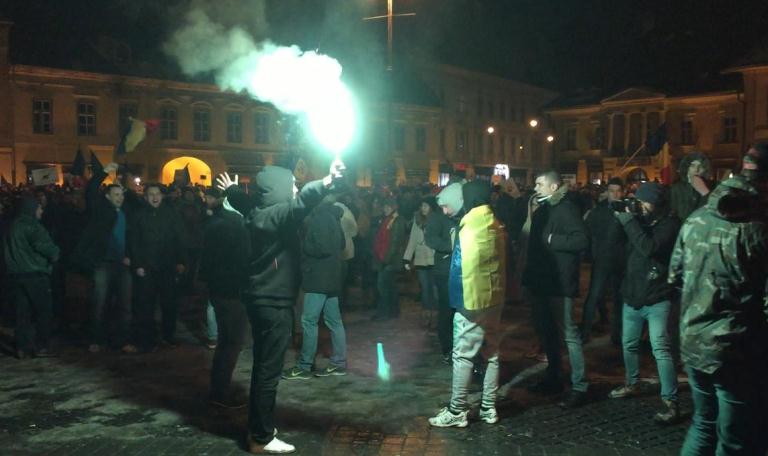 VIDEO Tânărul care a aprins torța la protest a fost amendat cu 200 de lei