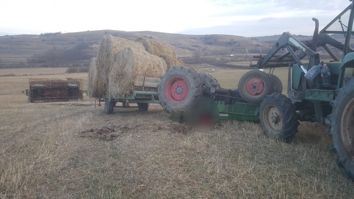 Un fermier și-a pierdut viața după ce s-a răsturnat cu tractorul și a ajuns sub el
