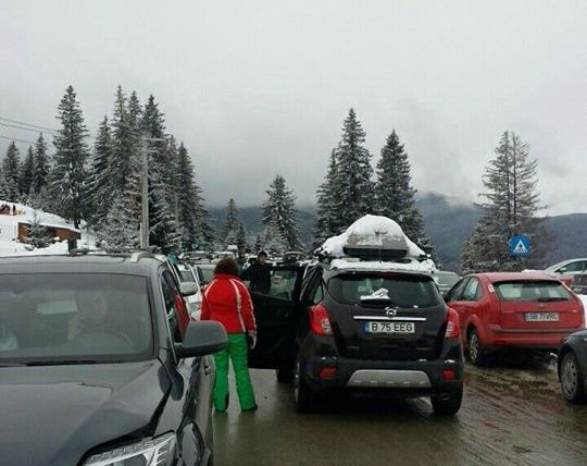 Trafic blocat în Păltiniș, din cauza mașinilor parcate pe margine