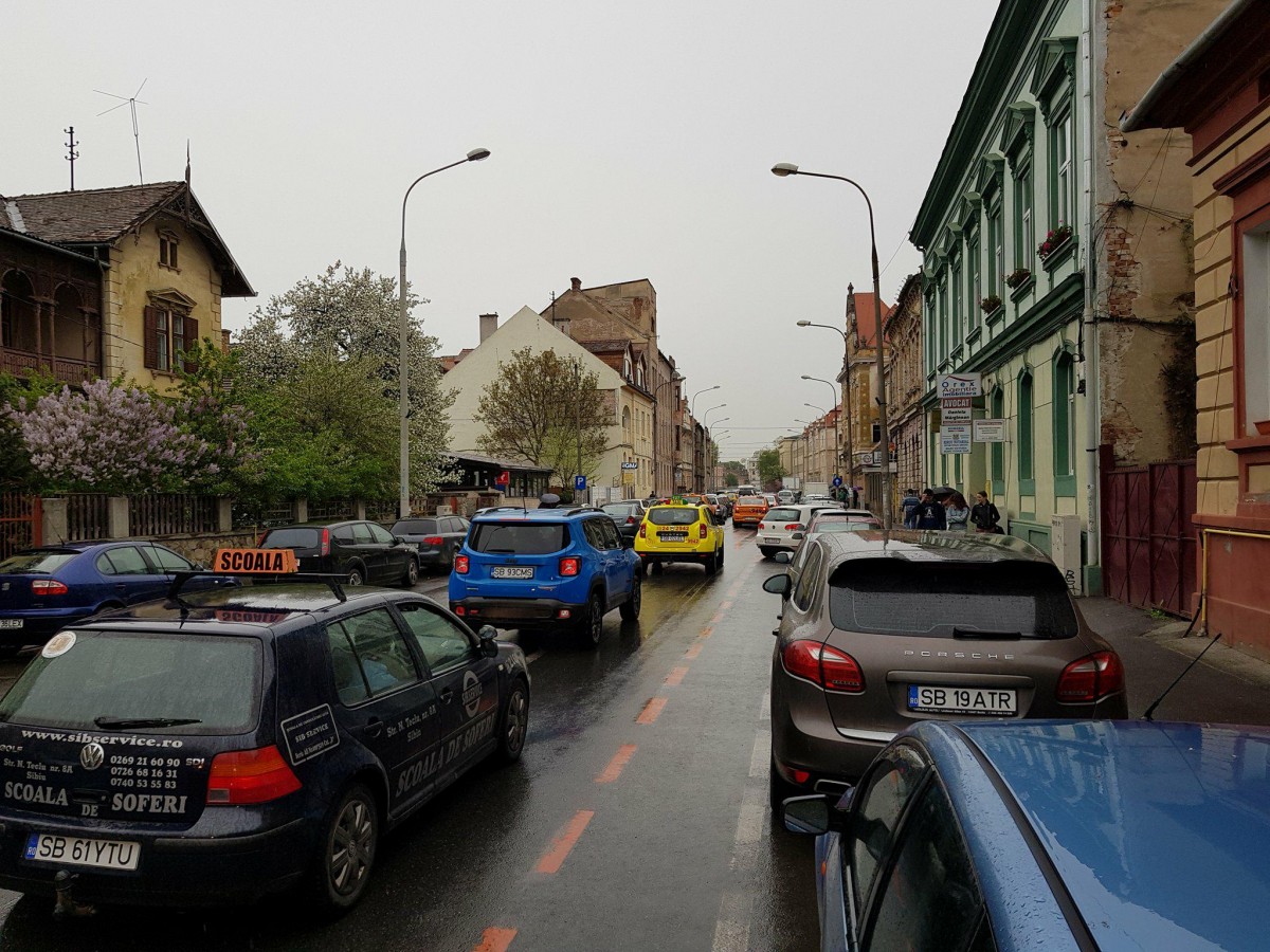 VIDEO Meci și ploaie: nu ieșiți cu mașina în oraș! Zeci de străzi cu trafic blocat sau îngreunat
