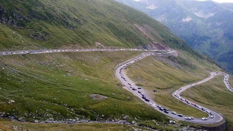 FOTO - Coloană de mașini de aproximativ 6 kilometri pe Transfăgărășan