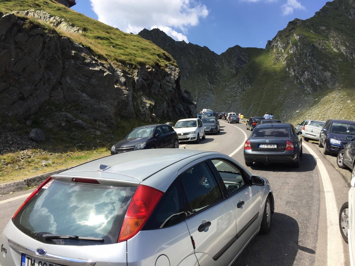 Foto-Video Se circulă bară la bară pe Transfăgărășan