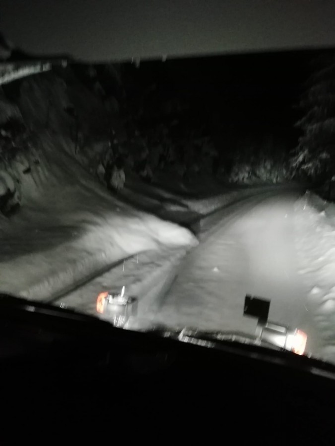 Avalanșe de zăpadă, pe șoseaua din zona Bâlea Cascadă. Drum blocat pe un sens