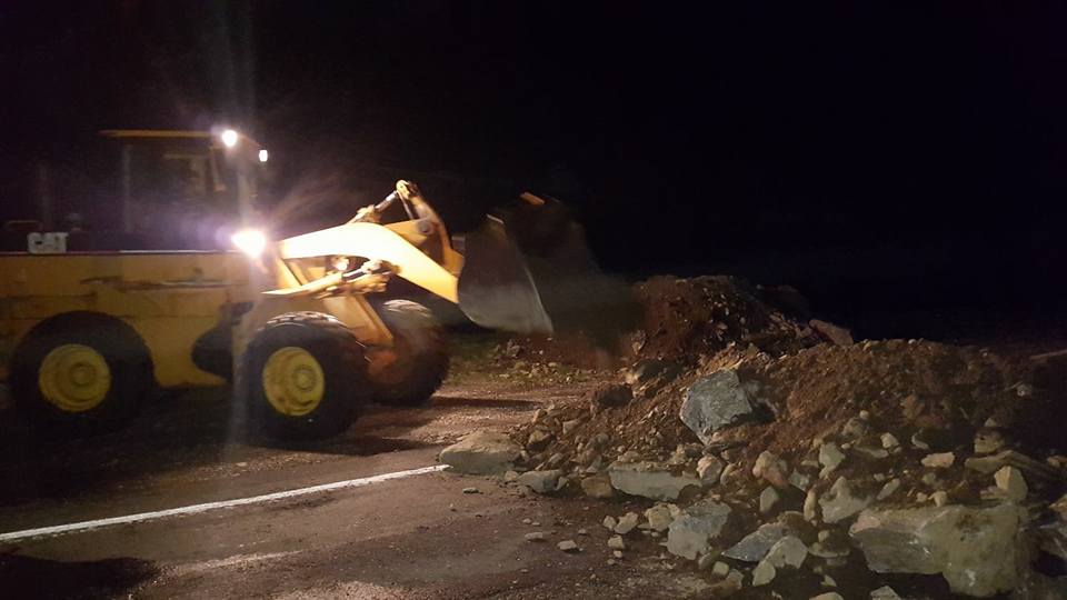 FOTO Transfăgărășanul, blocat cu bolovani chiar de CNAIR