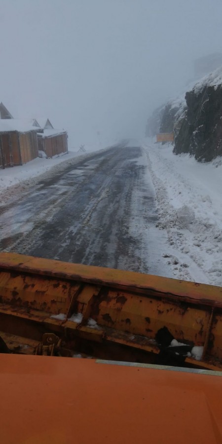 Deszăpezire pe Transfăgărășan. Drumul este închis noaptea, între orele 21-7