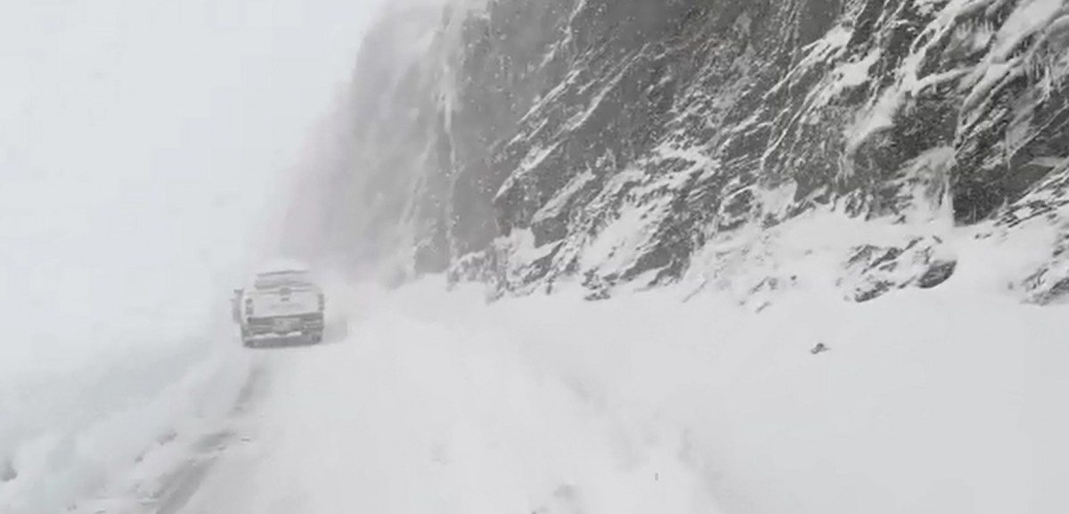 VIDEO Ninge pe Tranfăgărășan. Drumul e închis, toate mașinile au fost evacuate