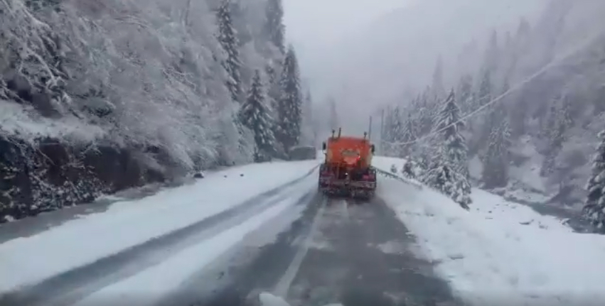 VIDEO-Pe Transfăgărășan ninge în 1 mai ca-n miez de iarnă