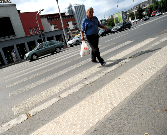 Șofer de taxi la 60 de ani: A trecut pe roșu, a lovit un pieton și a mers mai departe