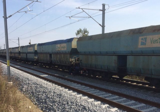 Femeia lovită de tren aseară s-ar fi sinucis