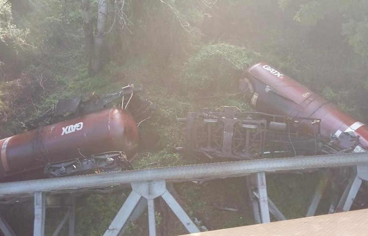 FOTO-Tren de marfă prăbușit de pe un pod care s-a rupt, lângă Craiova