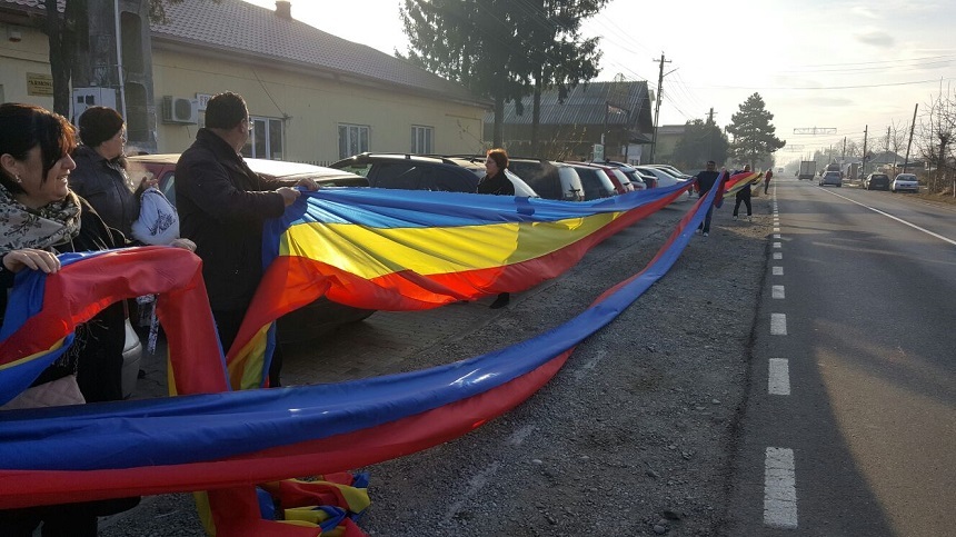 400 de oameni au întins un tricolor lung de 400 de metri, pe marginea DN 1 A, în Prahova | video