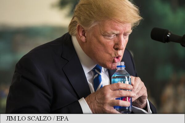 Trump, ironizat pentru modul în care bea apă