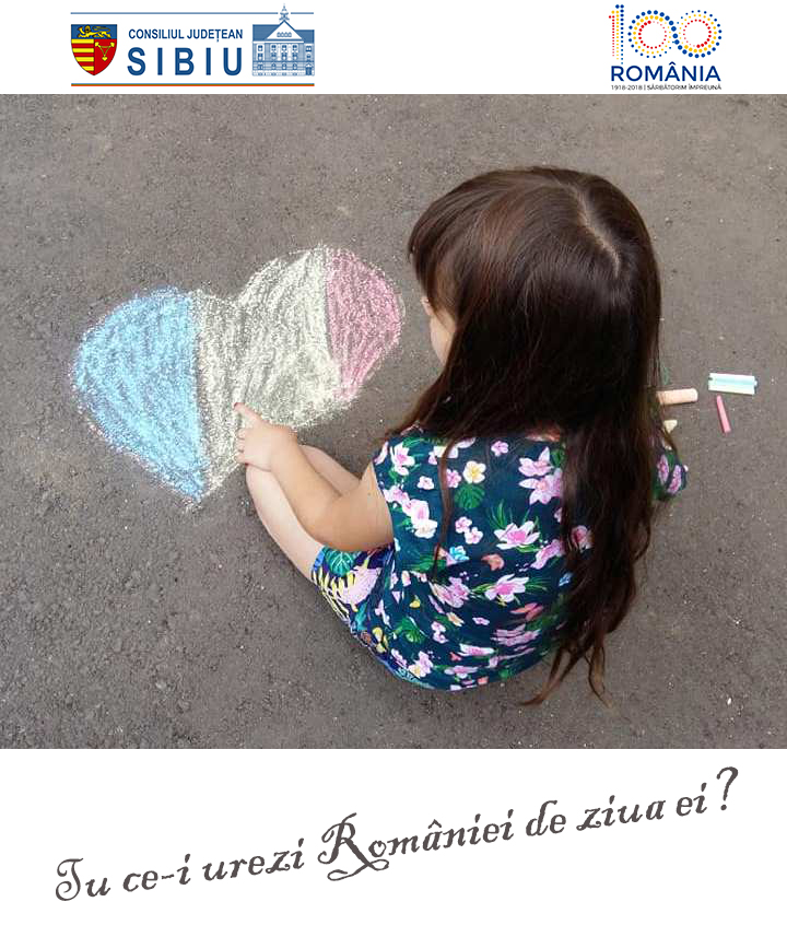 Mesajele sibienilor, tipărite pe un banner din centrul orașului. “Tu ce-i urezi României de ziua ei?“