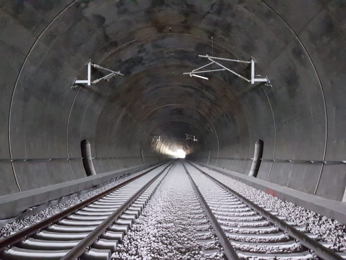 Trei ani de întârzieri. CFR are un tunel nou între Copșa Mică și Sighișoara, cel mai lung de după '89