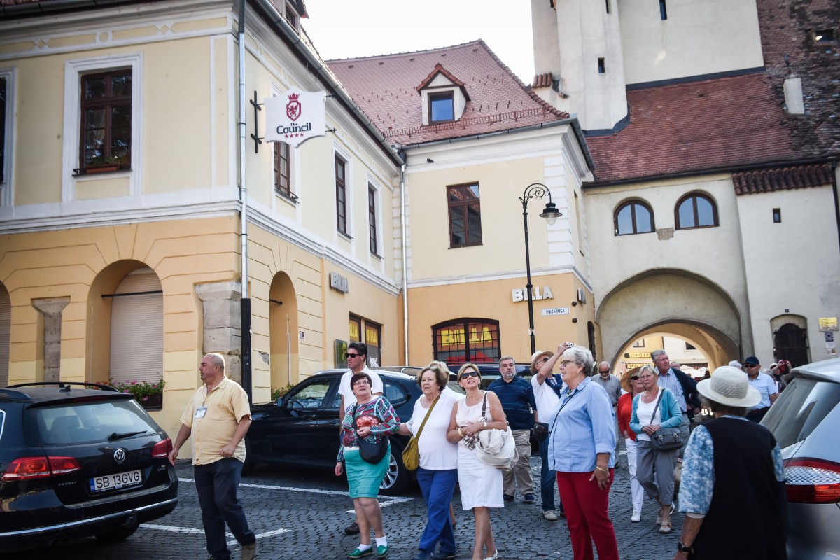 Brașovul a avut de aproape două ori mai mulți turiști decât Sibiul. Chiar și în luna Festivalului de Teatru