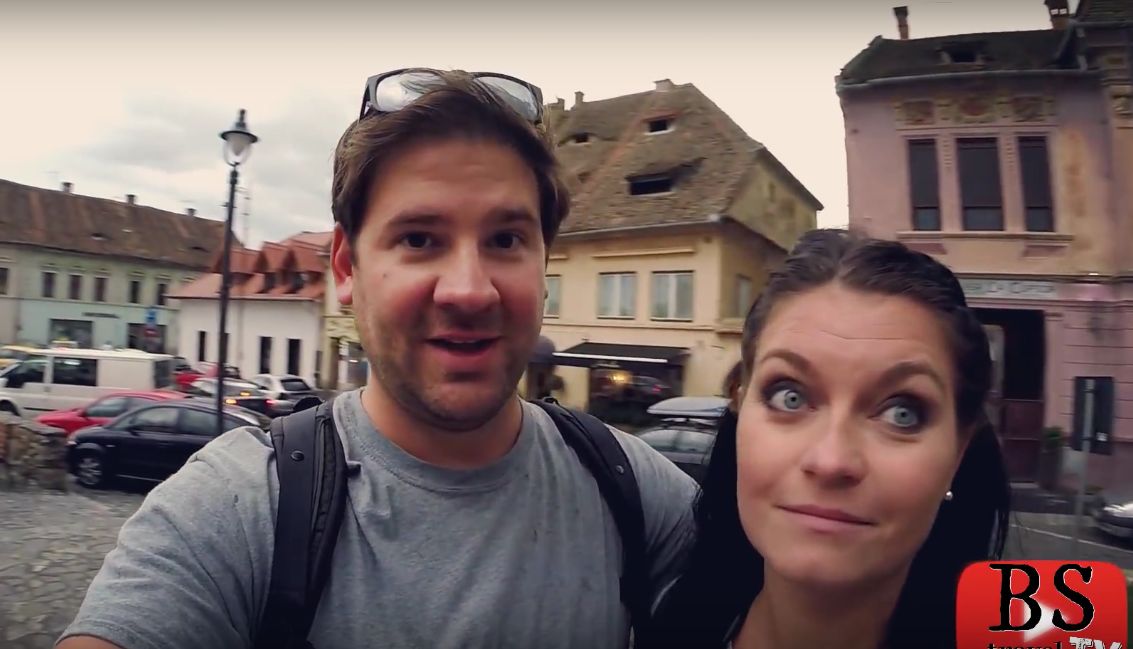 Concluziile unui cuplu de turiști americani după o vizită la Sibiu: Tencuială care le cade în cap, mâncare scumpă și frumuseți la tot pasul