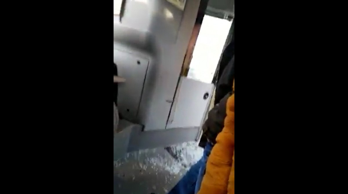 Șoferul Tursib care a spart un geam în autobuz: Am fost înjurat de călătorii care îmi blocau vizibilitatea