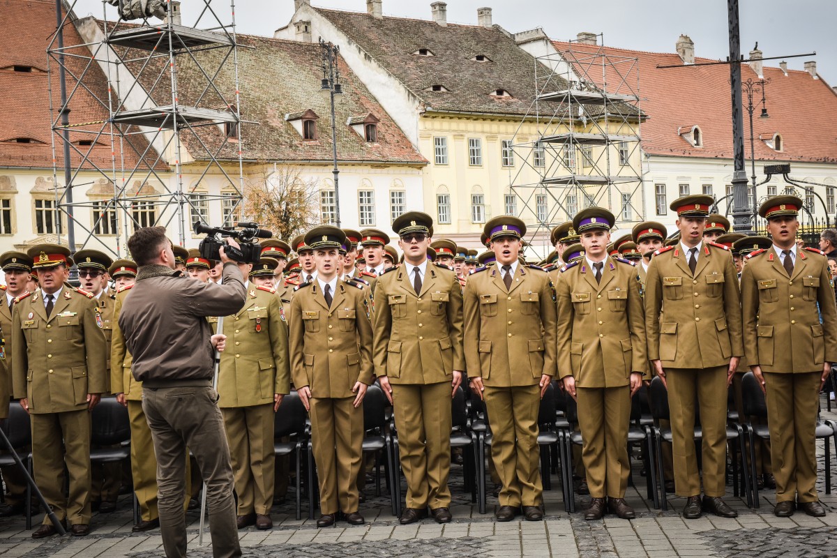 VIDEO | 300 de cadeți ai AFT vor defila în costume militare de epocă prin centrul istoric al Sibiului