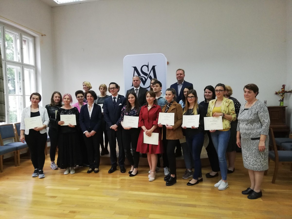 Bursele care anulează competiția dintre studenți. La ULBS s-au dat diplome pentru viitorii pedagogi care învață în germană