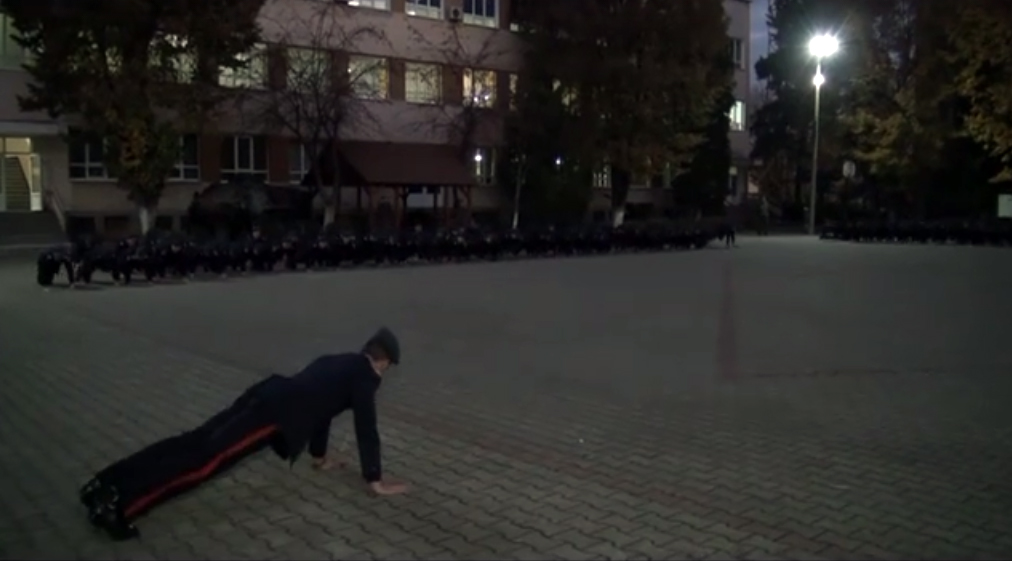 Video | Flotări făcute simultan de 400 de elevi militari în cadrul provocării 