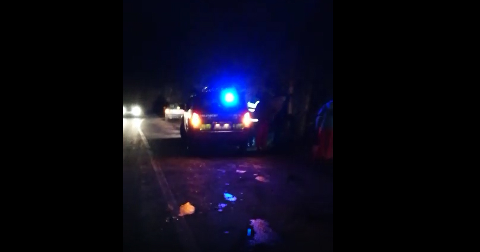 VIDEO. Trei răniți, după ce un microbuz de persoane s-a răsturnat într-o râpă, între Păltiniș și Curmătură