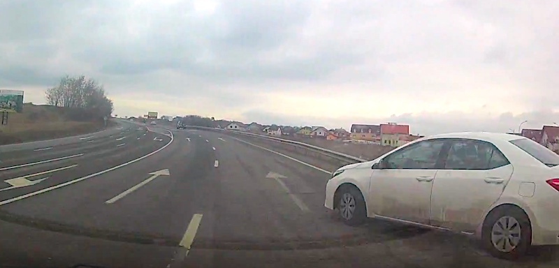 VIDEO-Accident evitat la limită la intrare în Șelimbăr, la intersecția cu DN1