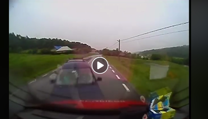 VIDEO. Accidentul autospecialei de pompieri, care intervenea la inundații, surprins de camera de bord