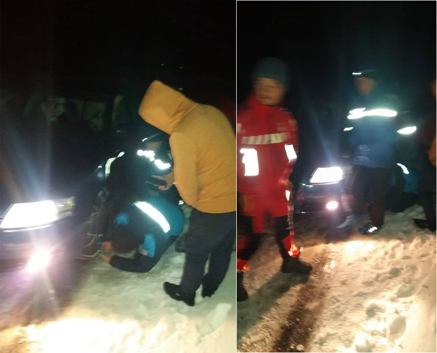 Tineri rămași înzăpeziți pe Transalpina. Au tăiat centurile de siguranță pentru a le folosi în loc de lanțuri