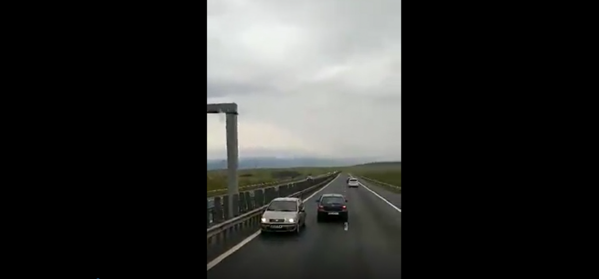 VIDEO Șofer pe contrasens pe autostrada Sibiu-Sebeș. ”Tiriștii” au oprit total traficul pentru că nu voia să întoarcă