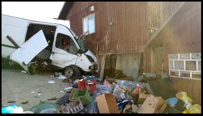 Un sibian epuizat la volan și-a găsit sfârșitul în Suceava. A intrat cu mașina în peretele unei case