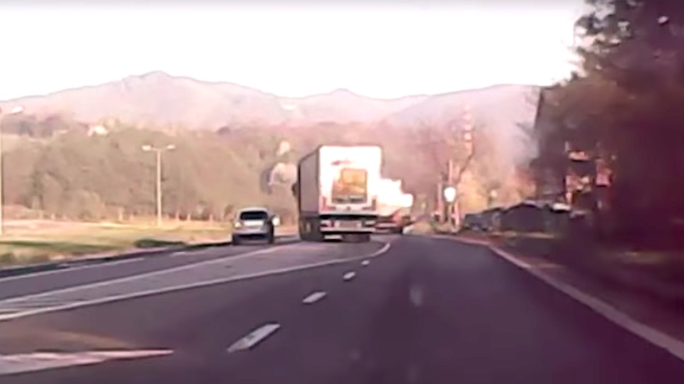 VIDEO-Un TIR a încercat să scoată un SUV de pe drum, la intrare pe Valea Oltului