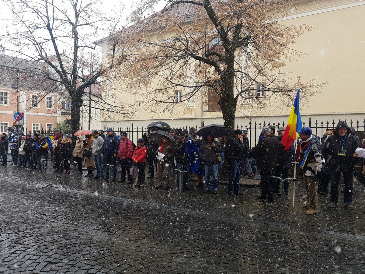 VIDEO - Un an de proteste #văvedem în fața PSD Sibiu. „We will rock you!