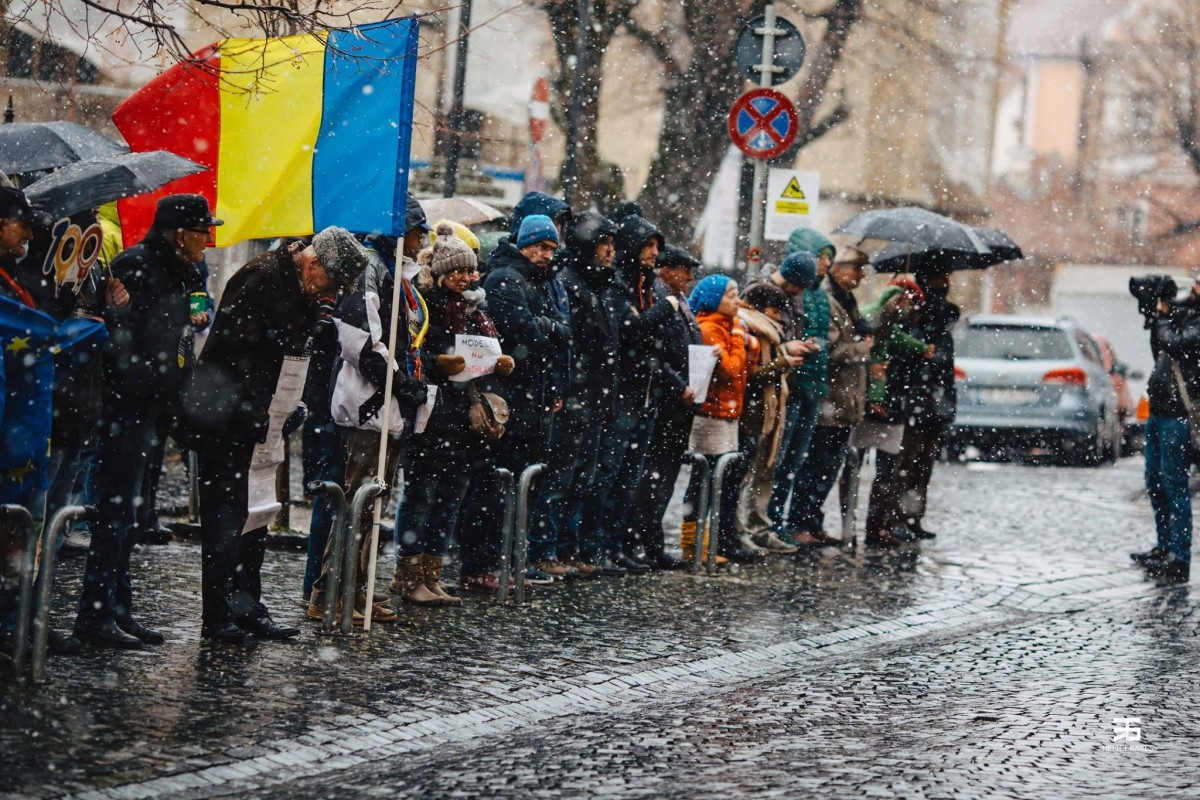 Protest în Sibiu: A treia iarnă la rând suntem nevoiți să ne apărăm în stradă dreptul la o justiție egală pentru toți