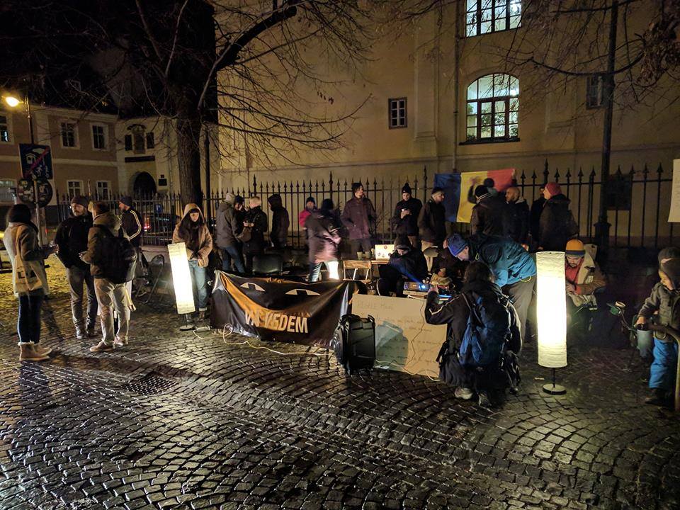 Primele modificări la Justiție au trecut. În fața sediului PSD Sibiu, protestul continuă