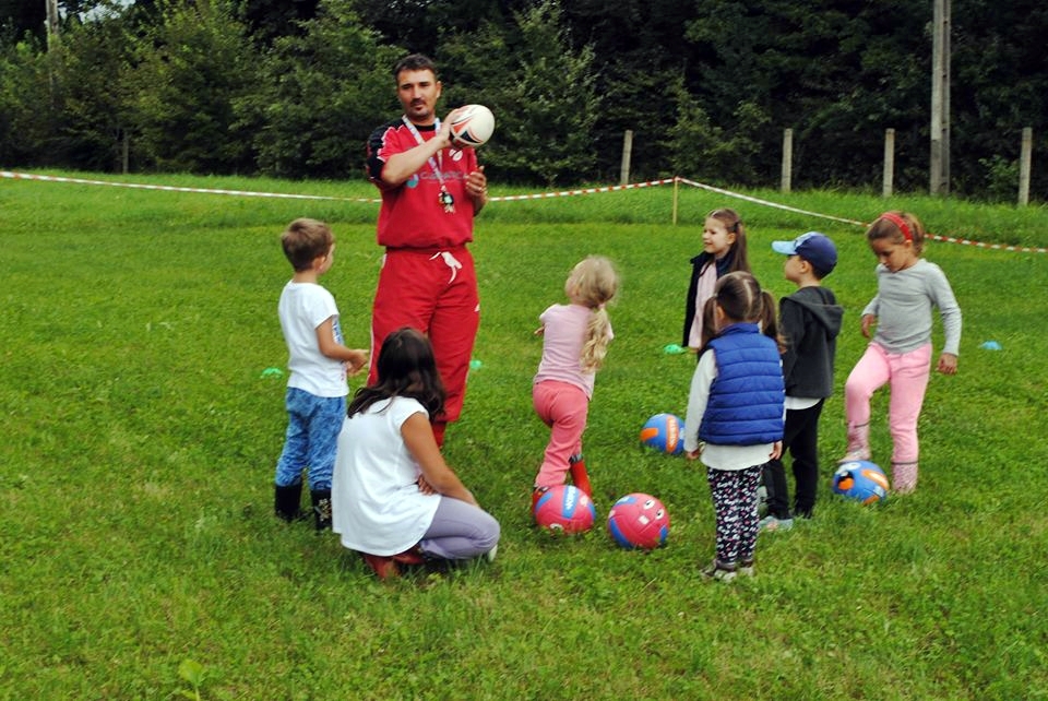 Copiii își petrec „Vacanța afară”. Se joacă și se plimbă întreaga zi