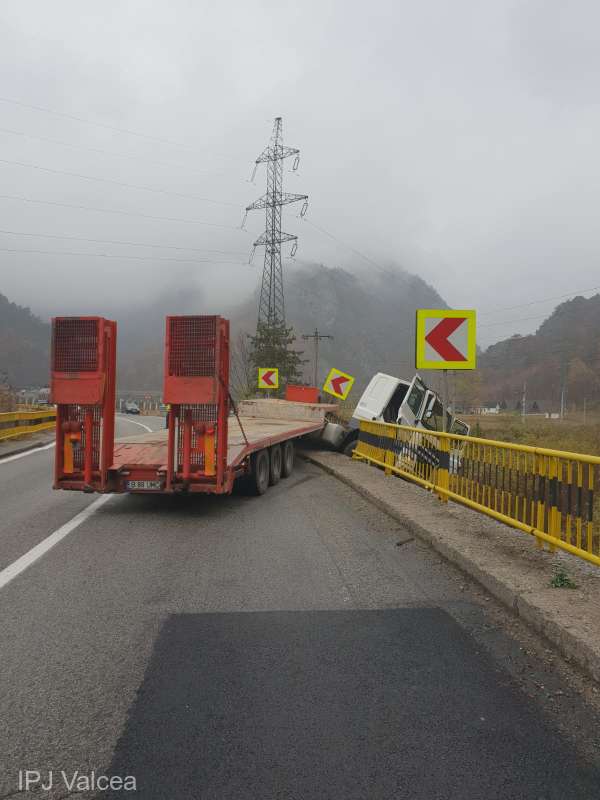 Trafic blocat la intrare pe Valea Oltului. Un TIR a rămas suspendat deasupra căii ferate