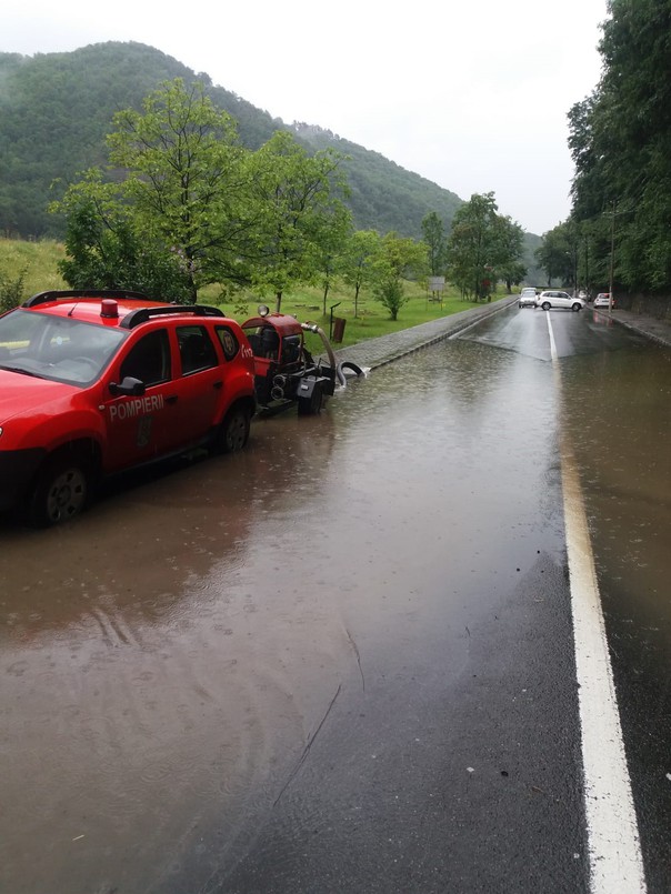 Cod roșu de inundații pe Valea Oltului. Apă pe carosabil la Călimănești
