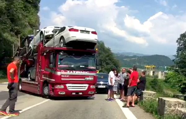 VIDEO - Cedează nervii pe Valea Oltului. Șoferii sar să se ia la bătaie